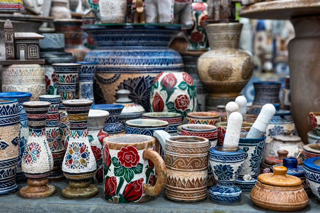 Peças de artesanato em pedra-sabão expostas em Ouro Preto