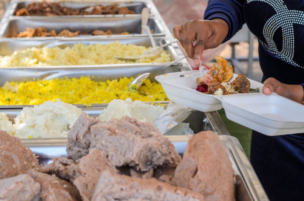 Pessoa se servindo em buffet self-service, imagem ilustrativa