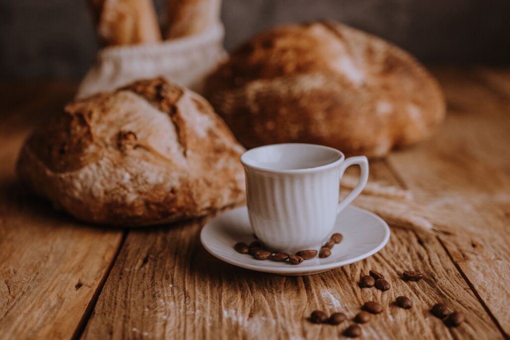 Pão e café em mesa rústica, imagem ilustrativa de café da manhã na Serra da Mantiqueira