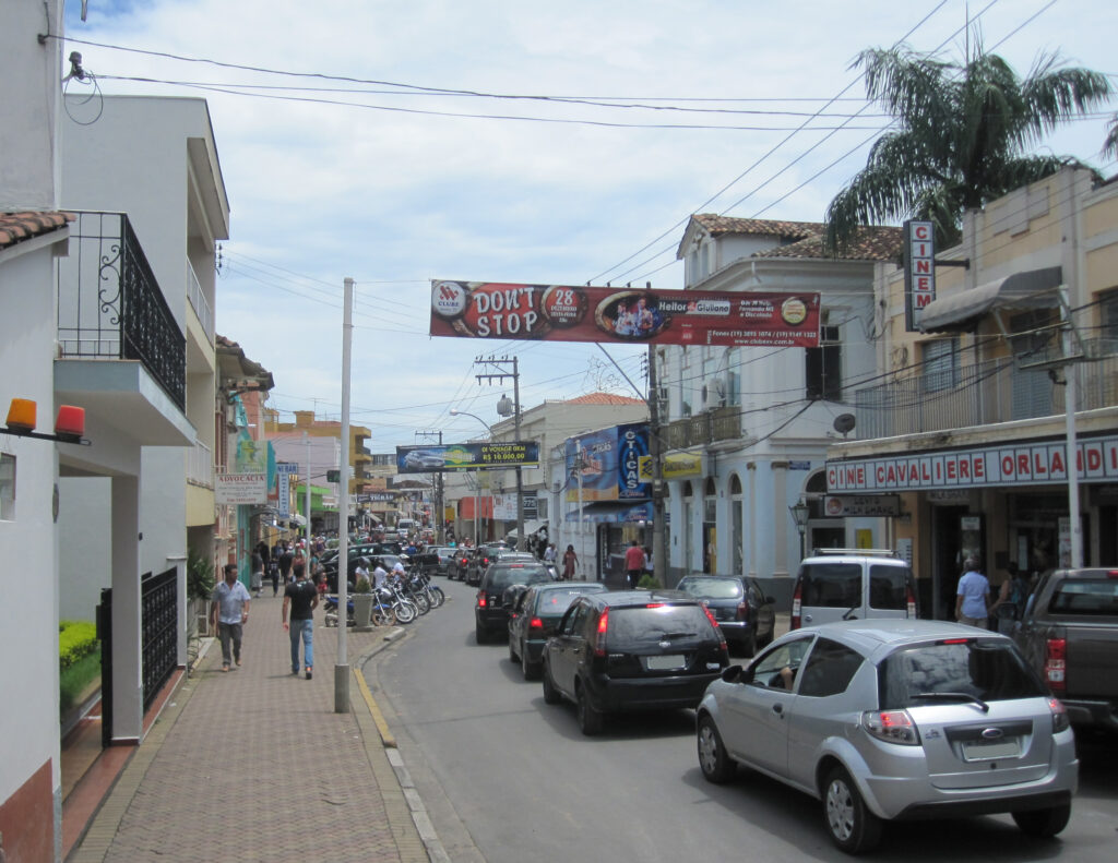 Rua Doutor Campos Salles no centro de Socorro, São Paulo