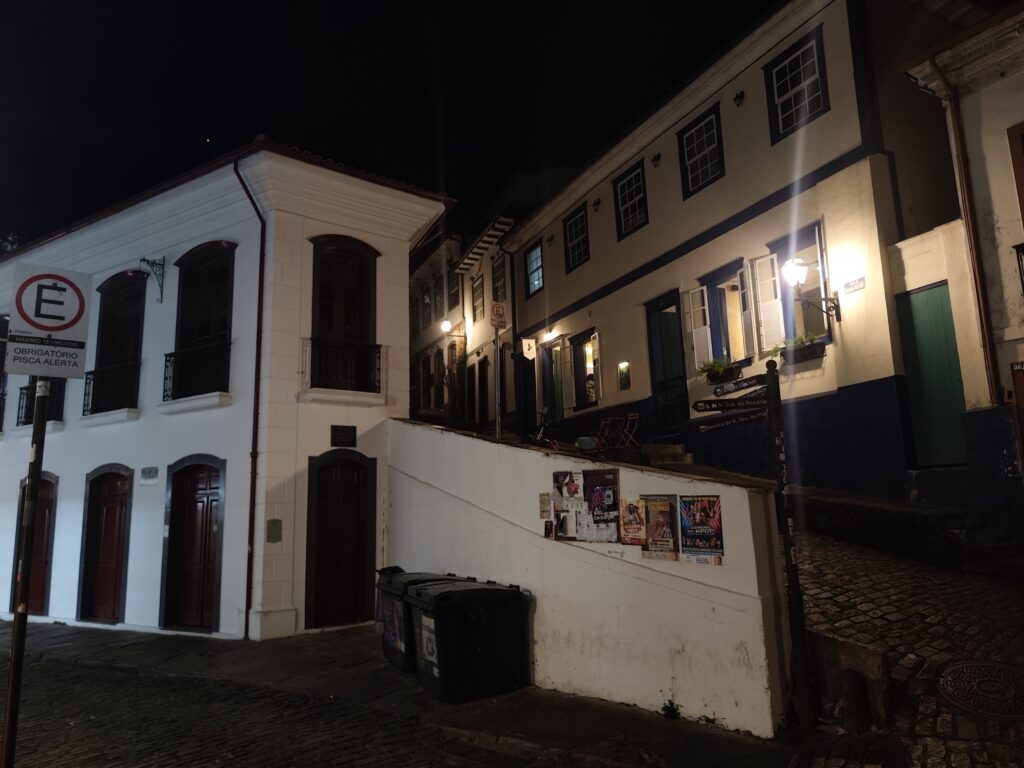 Esquina iluminada à noite no Centro Histórico de Ouro Preto