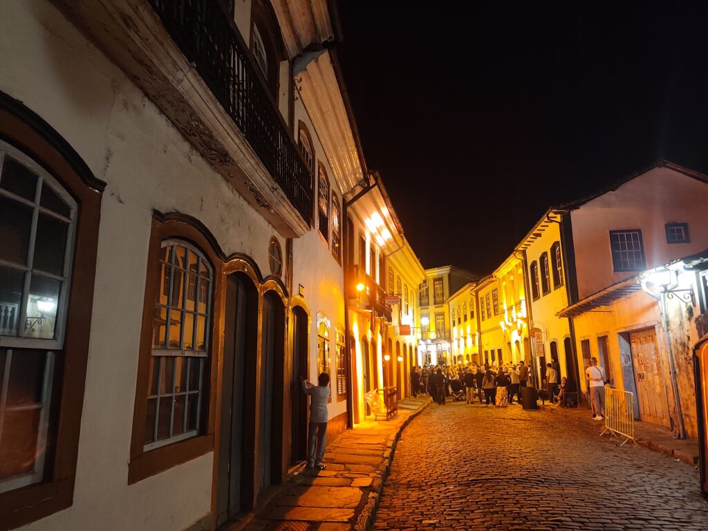 Evento Música na Sacada à noite no Centro Histórico de Ouro Preto