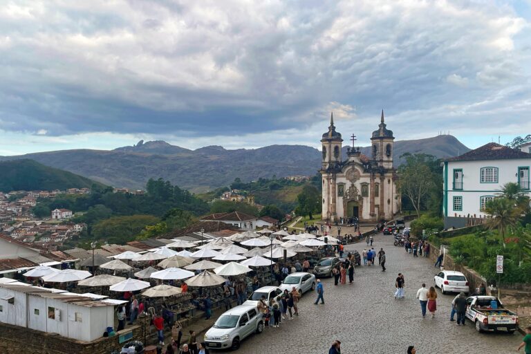 Feira de Pedra-Sabão com a Igreja de São Francisco de Assis e o Pico do Itacolomi ao fundo em Ouro Preto
