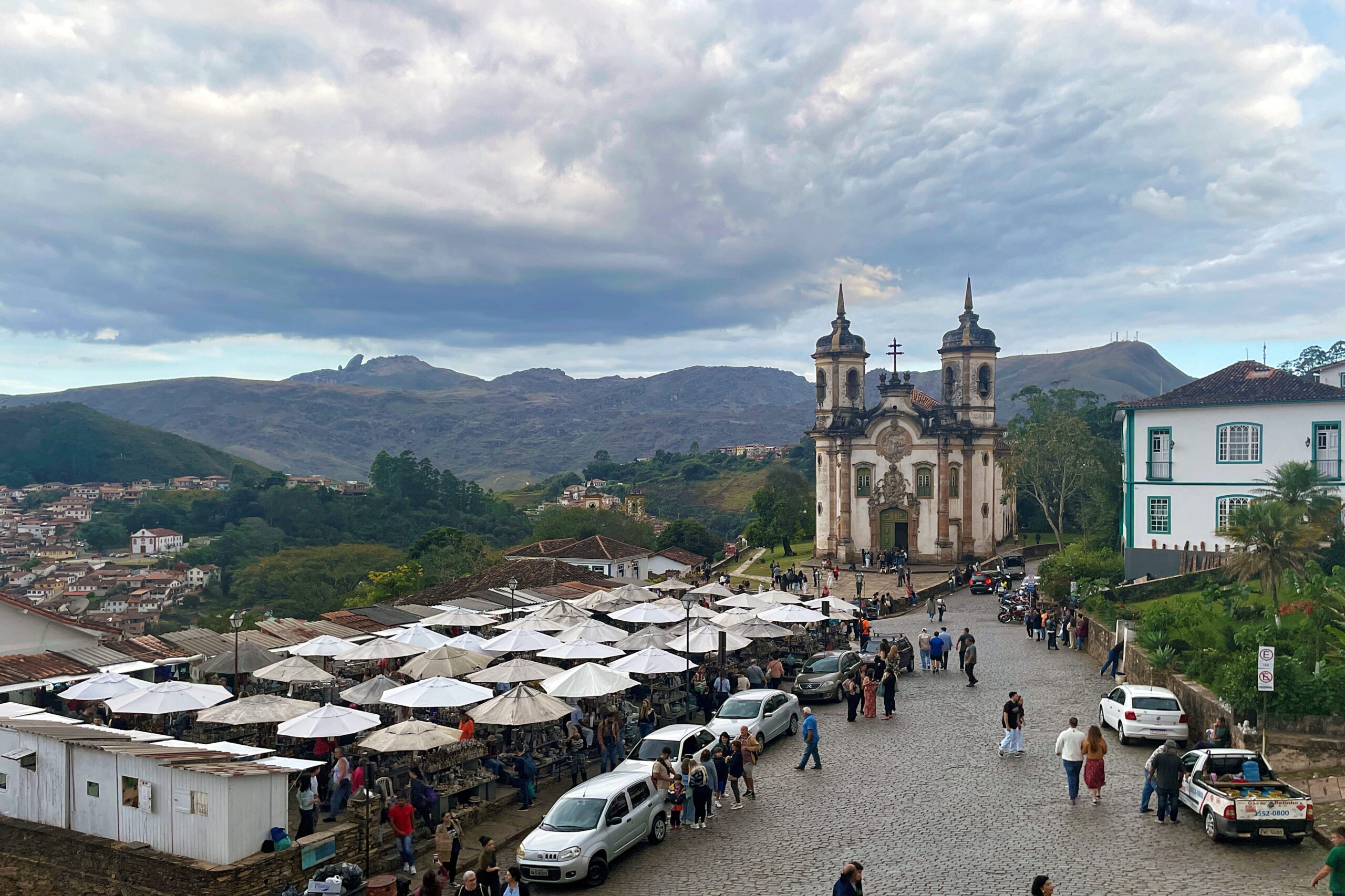 Feira de Pedra-Sabão com a Igreja de São Francisco de Assis e o Pico do Itacolomi ao fundo em Ouro Preto