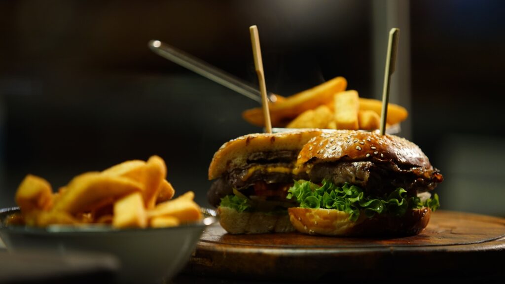 Hambúrguer com batatas fritas, imagem ilustrativa para lanches noturnos em Campos do Jordão
