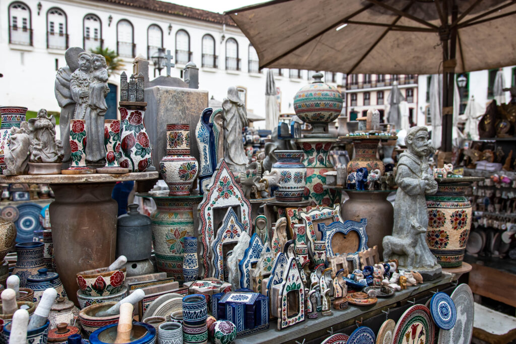 Objetos decorativos de pedra-sabão vendidos em Ouro Preto