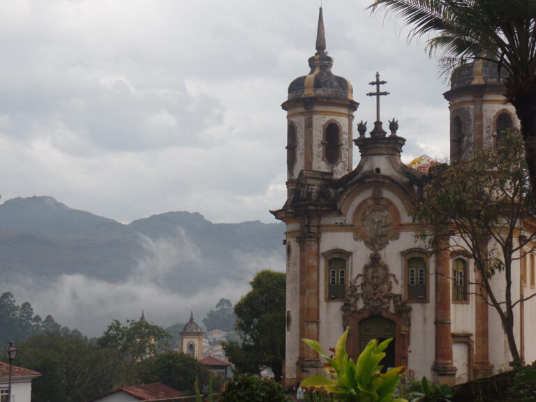 Igreja de São Francisco de Assis iluminada à noite em Ouro Preto