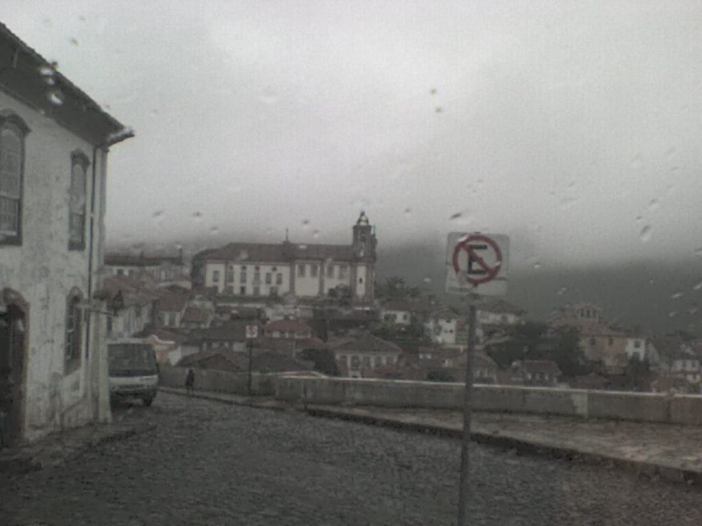 Ouro Preto em um dia de chuva, vista através de uma janela