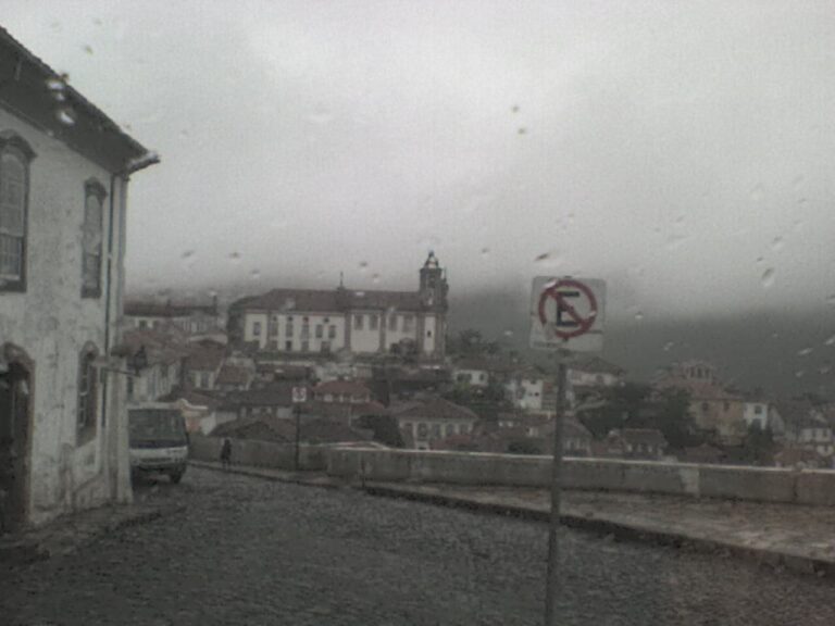 Ouro Preto em um dia de chuva, vista através de uma janela