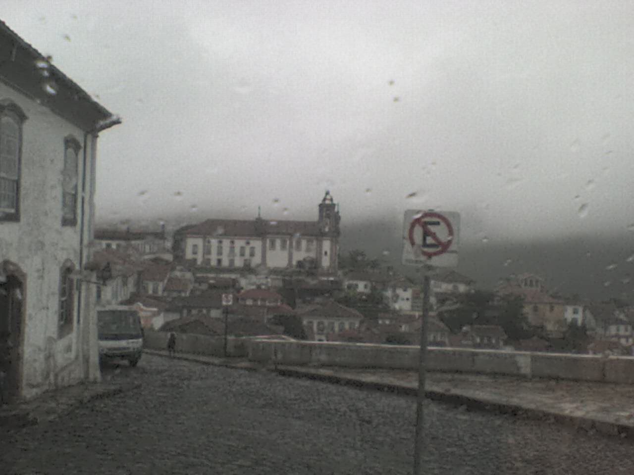 Ouro Preto em um dia de chuva, vista através de uma janela