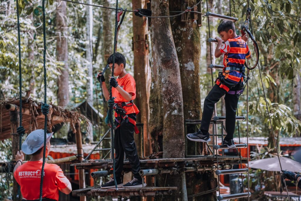 Crianças em parque de aventura, imagem ilustrativa para comparar parques pagos em Campos do Jordão