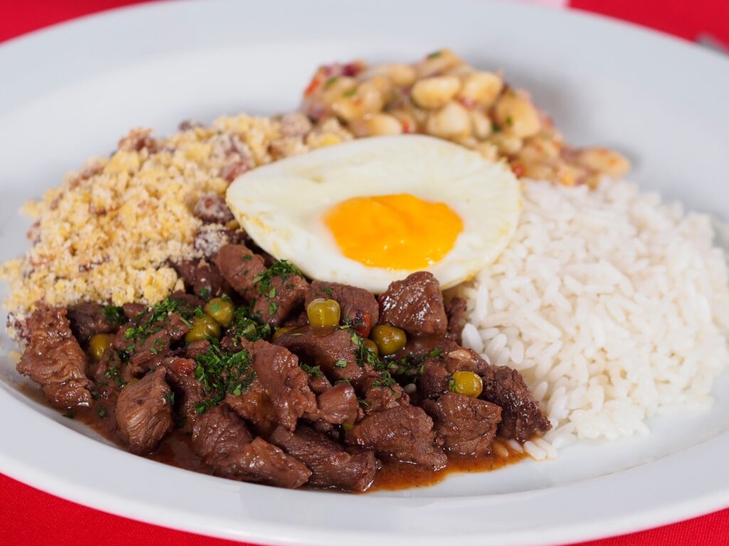 Prato de comida brasileira com arroz, feijão, farofa e ovo, imagem ilustrativa