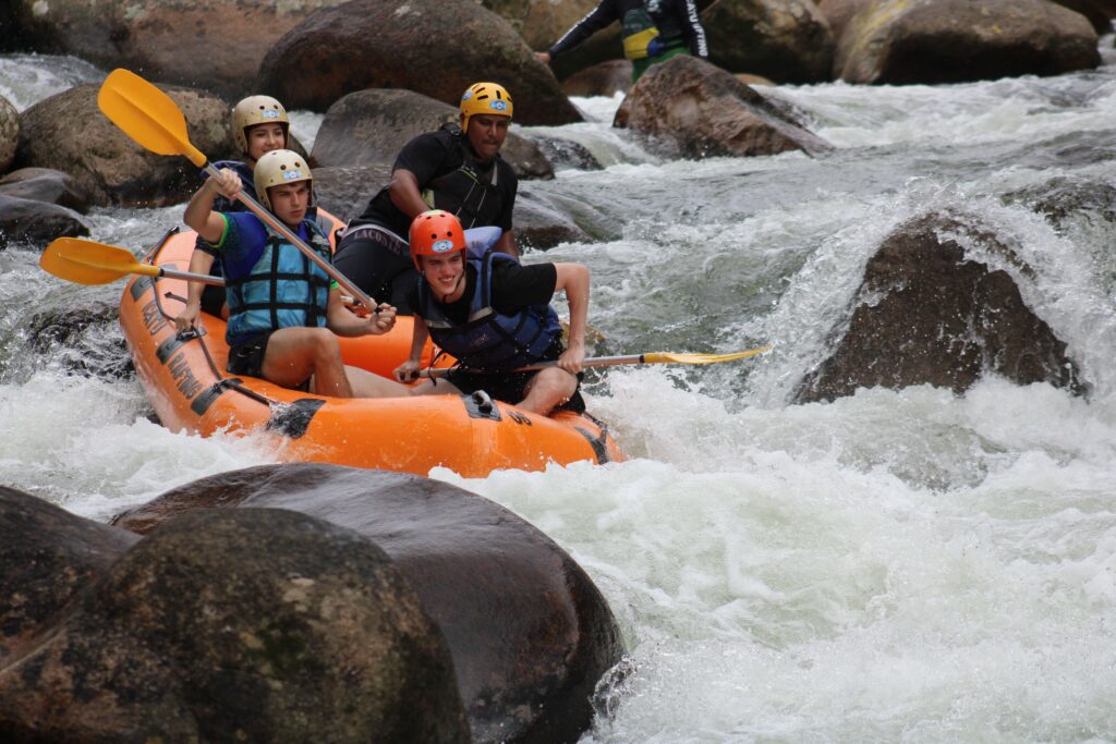 Rafting em rio no Brasil, imagem ilustrativa para roteiro de ecoturismo em Socorro