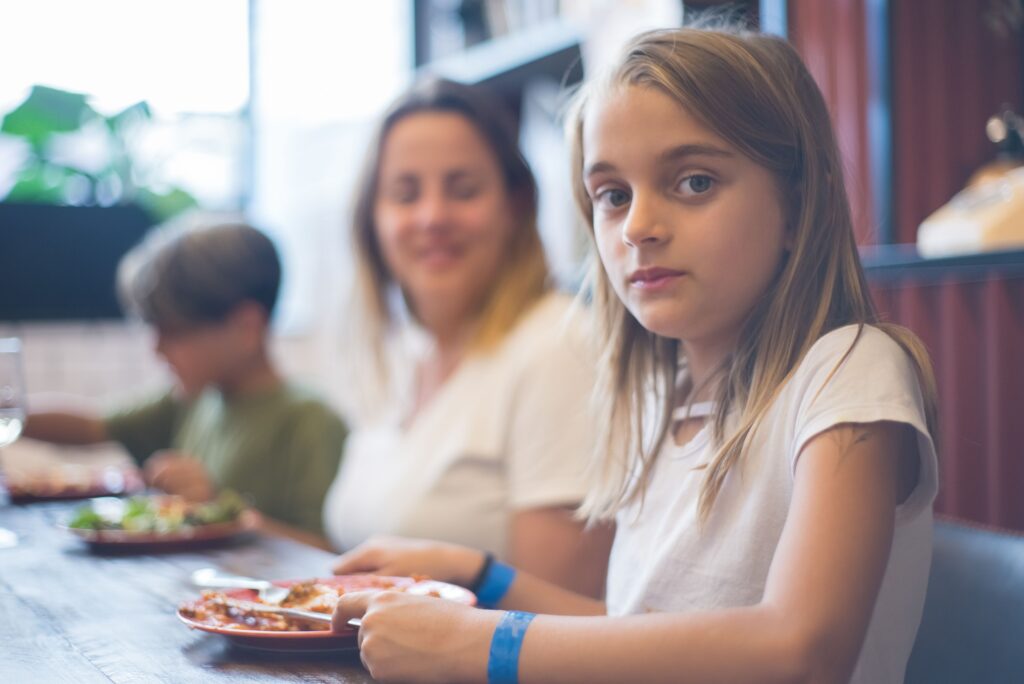 Família fazendo refeição junta, imagem ilustrativa para restaurantes com crianças em Campos do Jordão