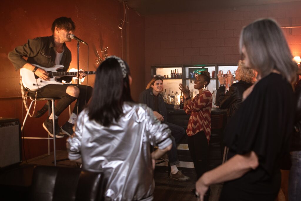 Apresentação de música ao vivo em bar, imagem ilustrativa para a noite na Zona Sul do Rio