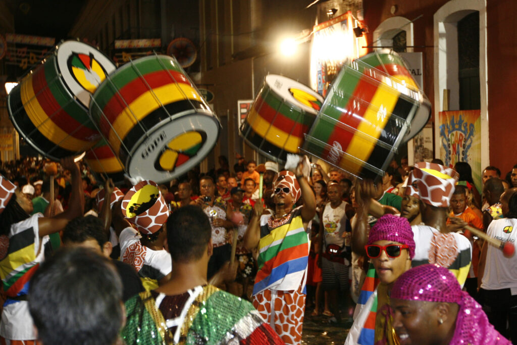 Saída do Olodum no Carnaval de Salvador, expressão das raízes afro-baianas ligadas ao Axé Music