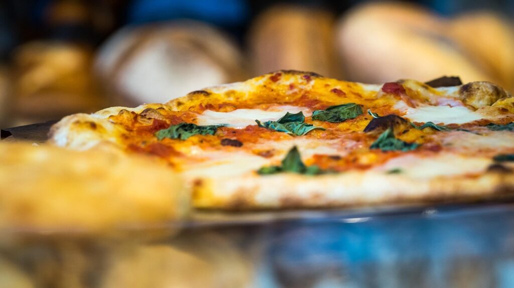 Pizza italiana servida em restaurante, imagem ilustrativa