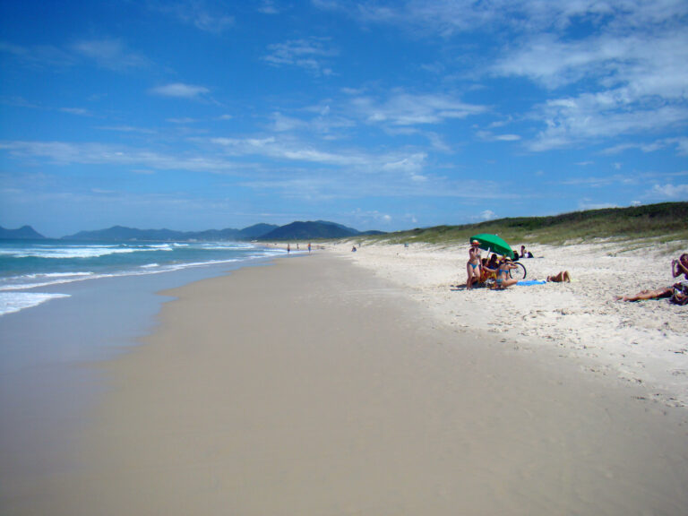 Praia da Joaquina em Florianópolis, um dos principais picos de surfe da ilha