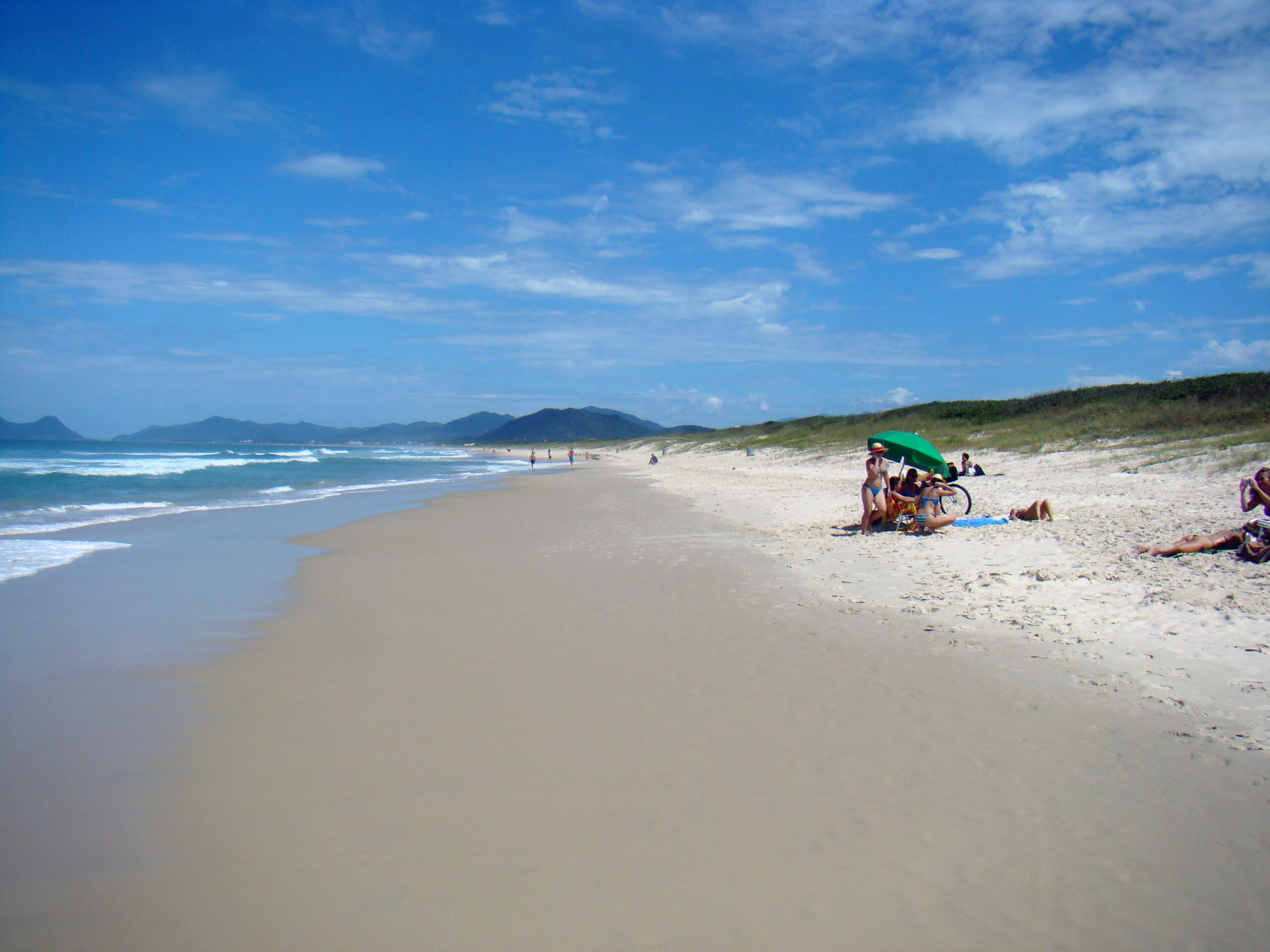 Praia da Joaquina em Florianópolis, um dos principais picos de surfe da ilha
