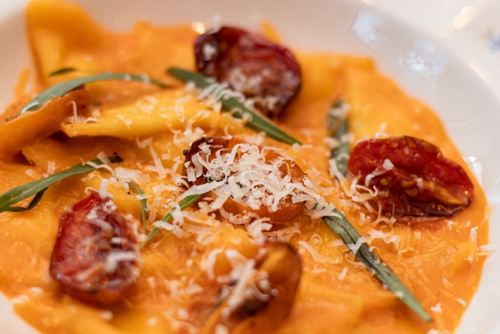 Ravióli italiano com parmesão e tomate, imagem ilustrativa
