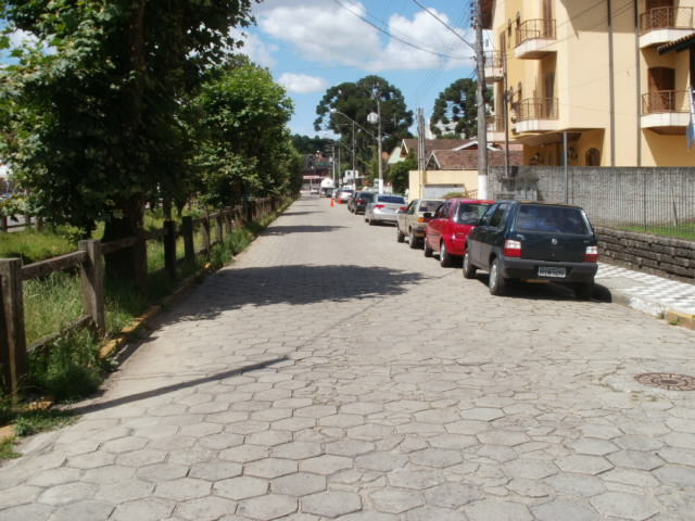 Avenida Dr. Antonio Nicola Padula em Vila Abernéssia, Campos do Jordão