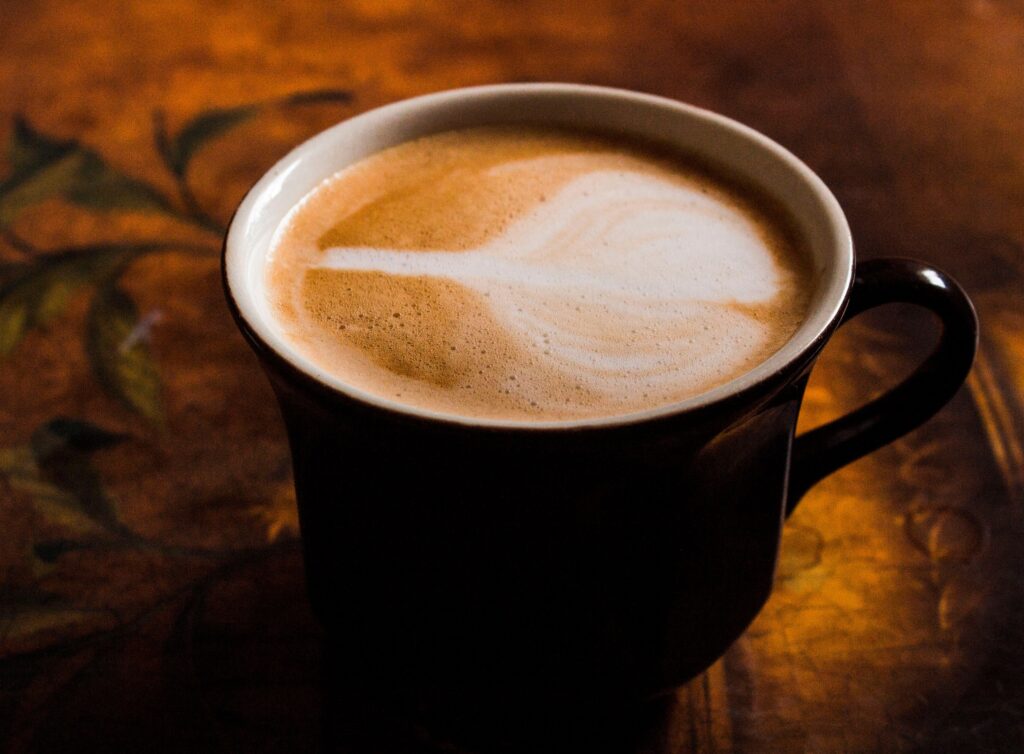Xícara de café em ambiente acolhedor, imagem ilustrativa