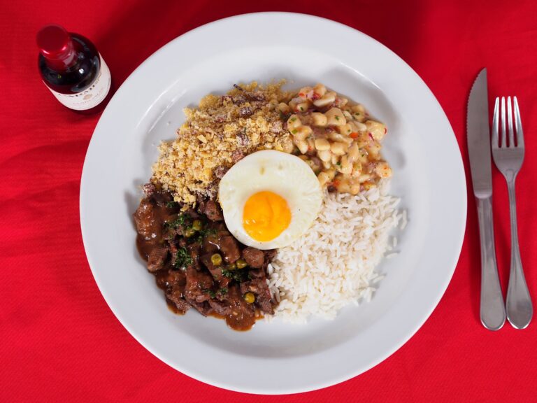 Prato brasileiro com arroz, feijão, farofa e ovo, imagem ilustrativa