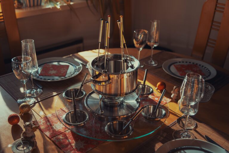 Mesa preparada para fondue, imagem ilustrativa