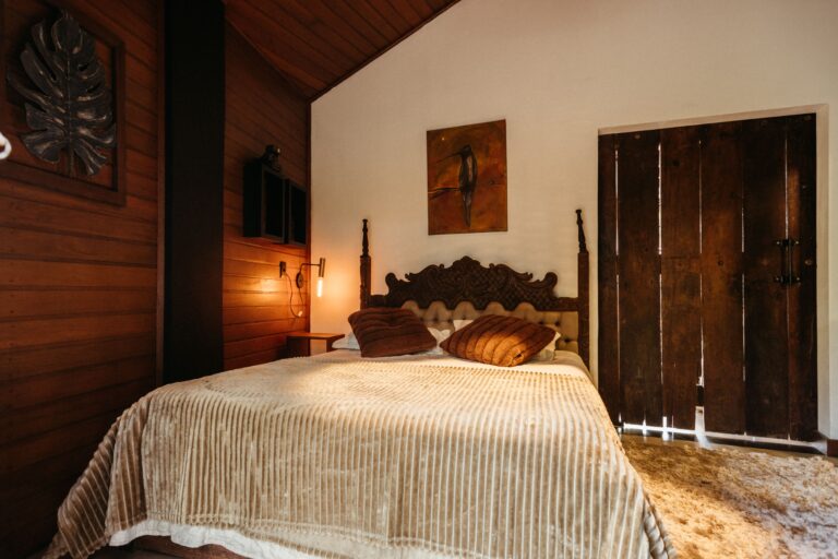 Quarto de madeira aconchegante em hospedagem de montanha, imagem ilustrativa