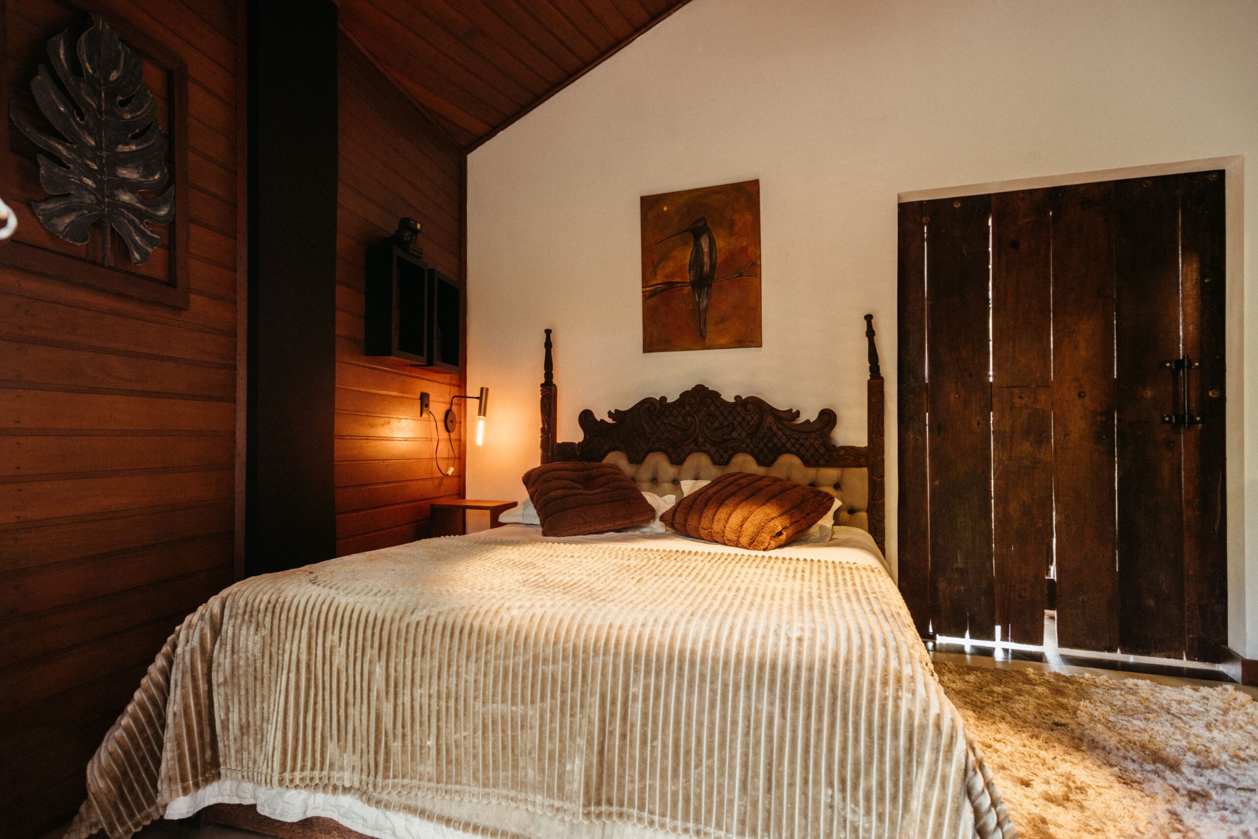 Quarto de madeira aconchegante em hospedagem de montanha, imagem ilustrativa
