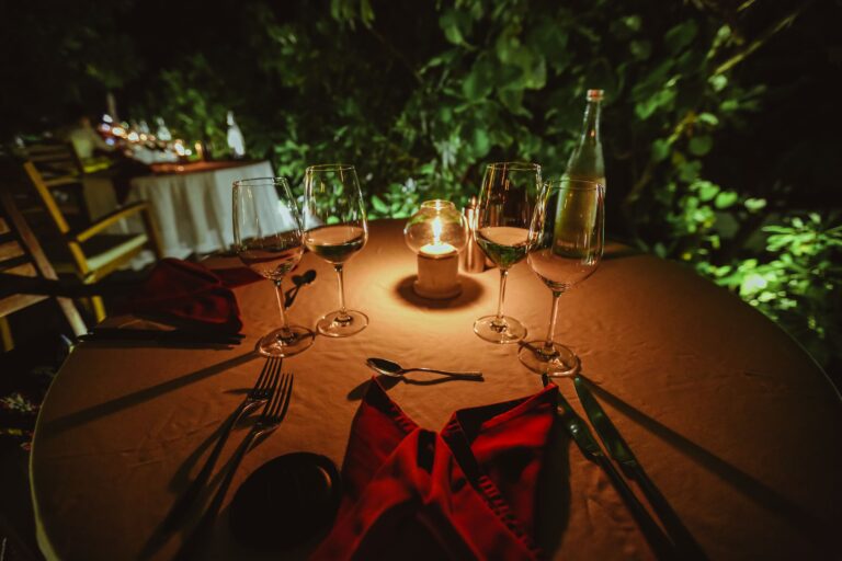 Mesa de jantar romântica à luz de velas, imagem ilustrativa