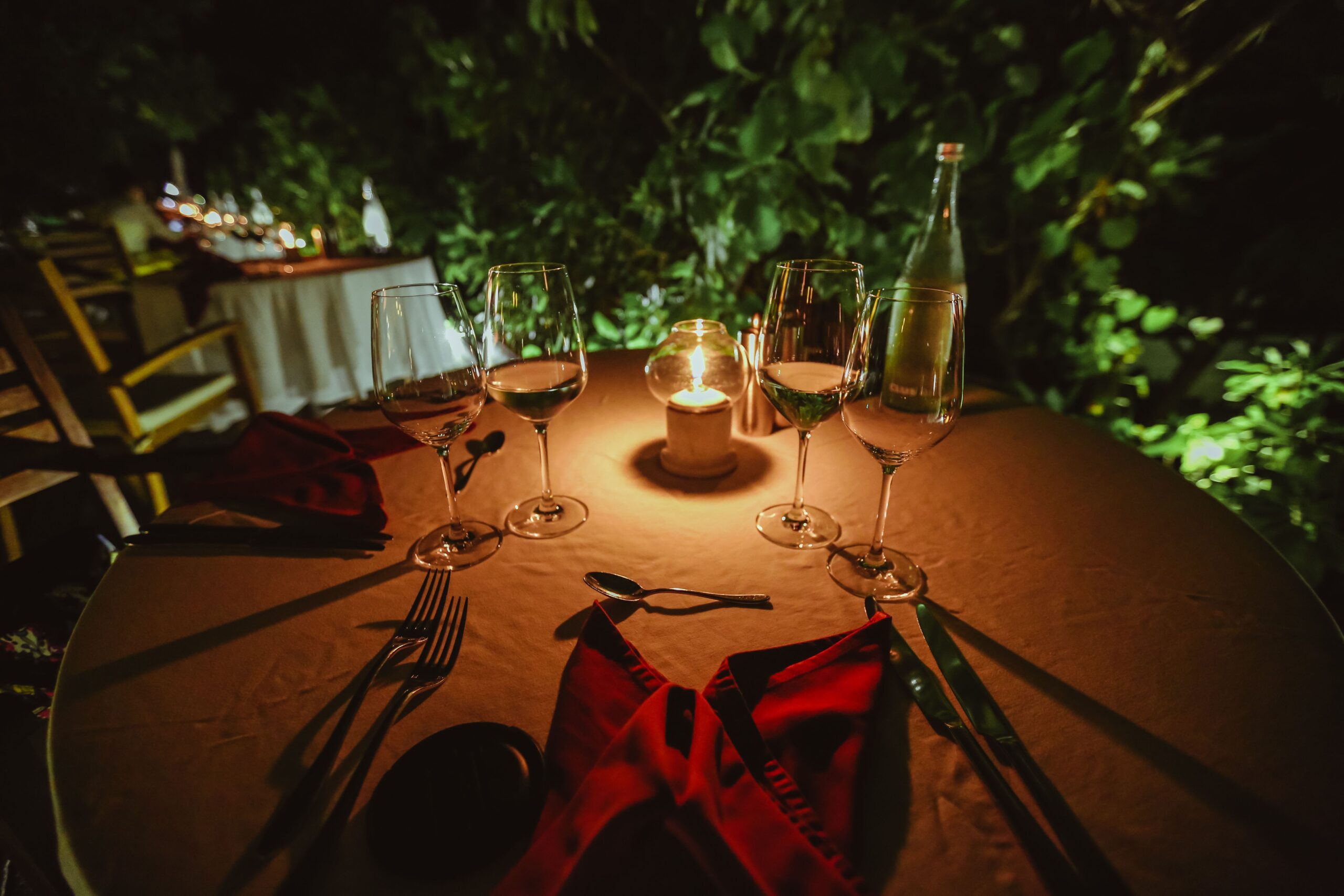Mesa de jantar romântica à luz de velas, imagem ilustrativa