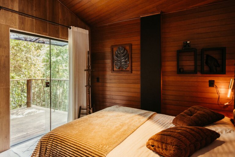Quarto de madeira com vista para floresta, imagem ilustrativa