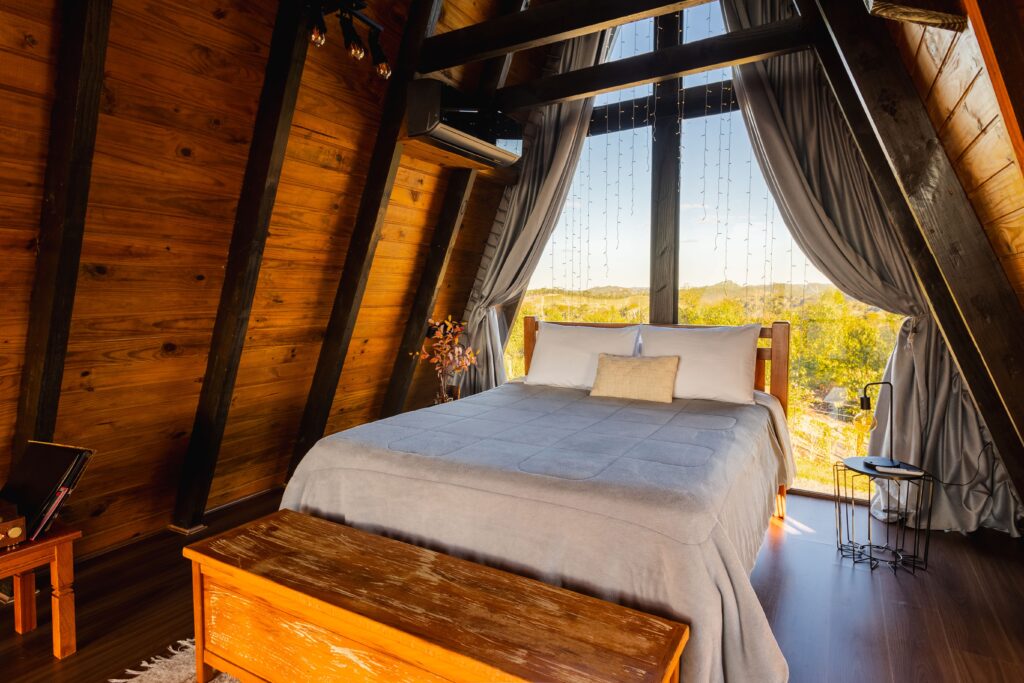 Quarto de madeira com vista para montanhas, imagem ilustrativa