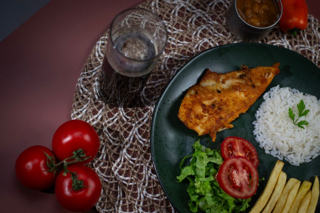 Prato feito com arroz, salada e frango, imagem ilustrativa de refeição econômica em Águas de Lindóia