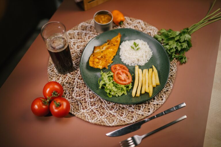 Prato brasileiro com peixe, arroz e legumes, imagem ilustrativa