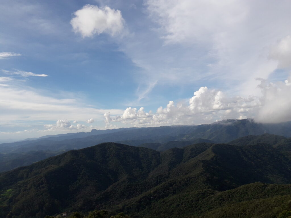 Vista da Serra da Mantiqueira a partir do Pico Agudo em Santo Antônio do Pinhal