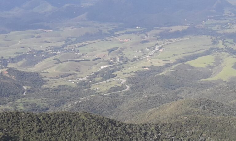 Vista da Serra da Mantiqueira a partir do Pico Agudo em Santo Antônio do Pinhal