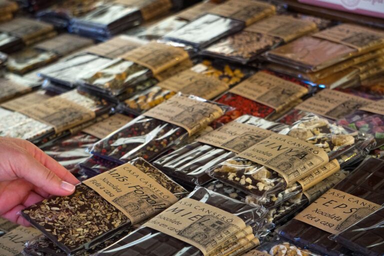 Barras de chocolate artesanal em exposição, imagem ilustrativa