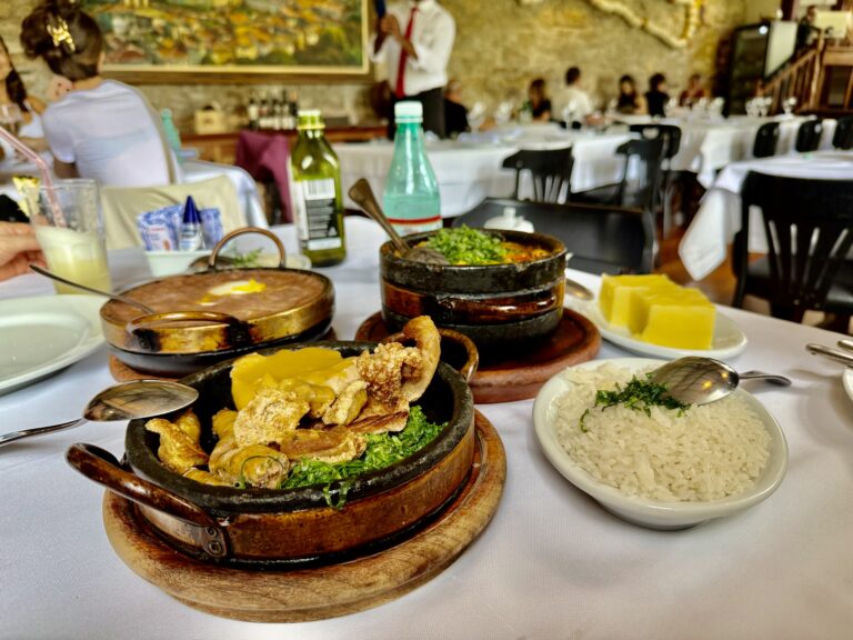 Almoço típico em Ouro Preto com arroz, tutu à mineira e galinha com quiabo