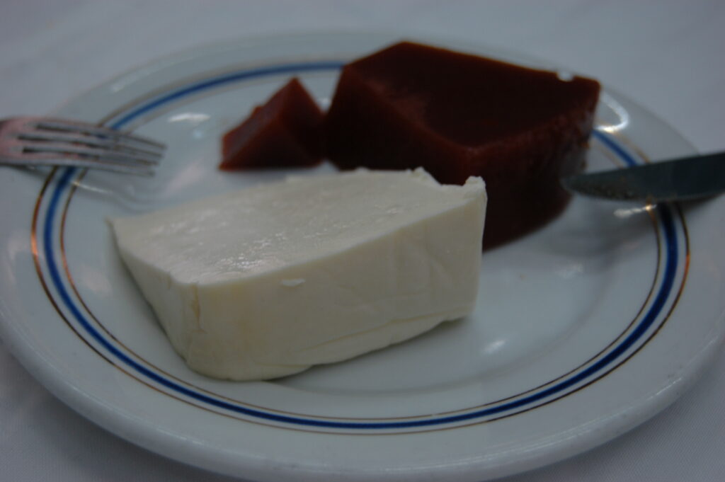Goiabada servida com queijo