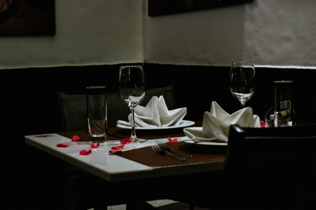 Mesa preparada para jantar romântico, imagem ilustrativa