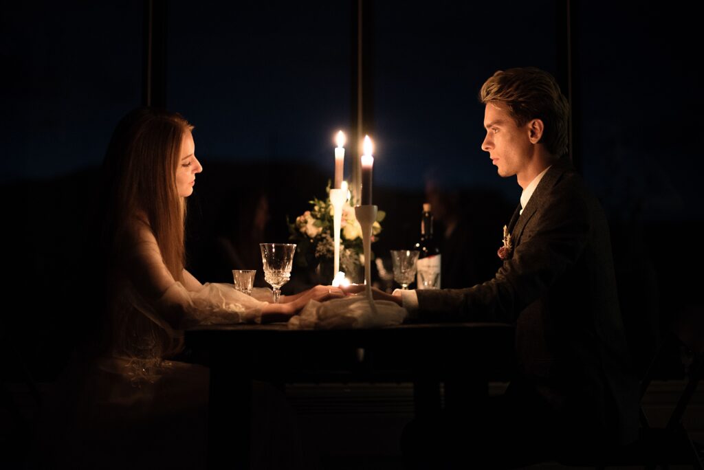 Casal em jantar à luz de velas, imagem ilustrativa