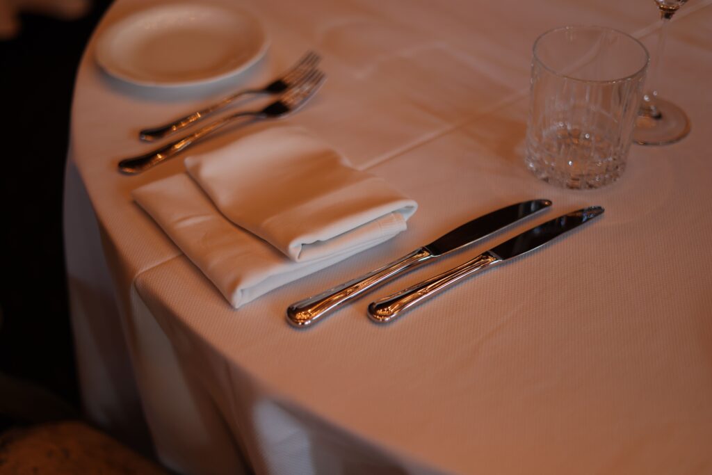 Mesa preparada em restaurante de alta gastronomia, imagem ilustrativa