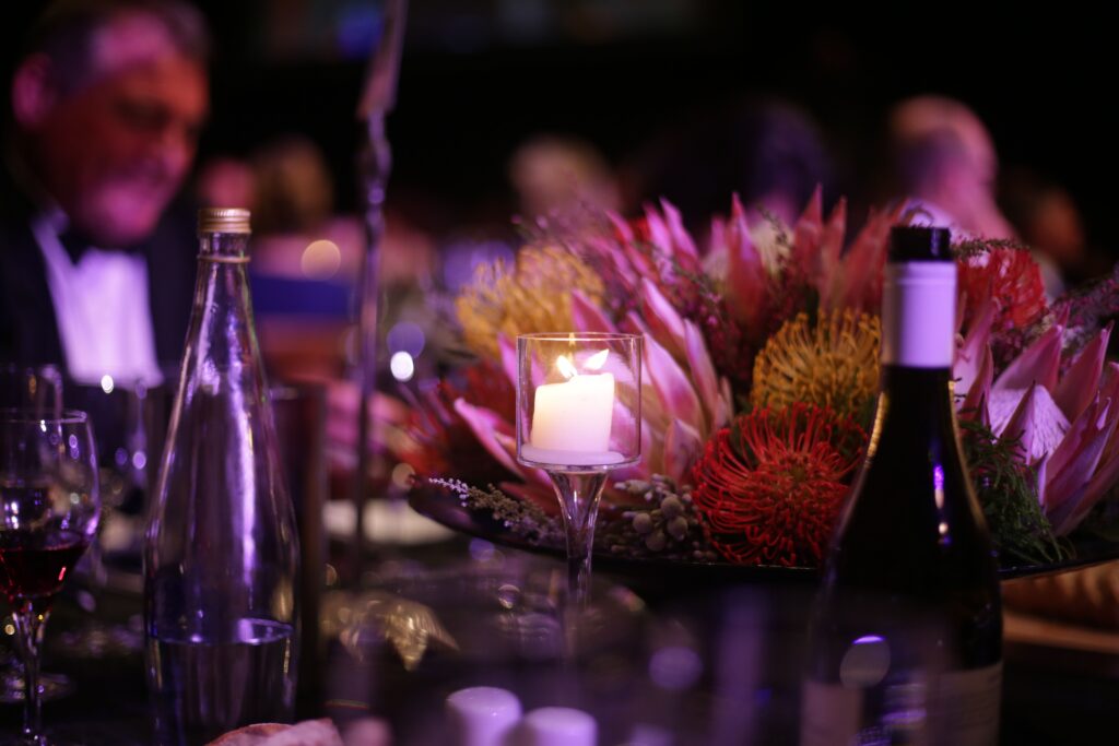 Mesa de jantar com velas e vinho, imagem ilustrativa