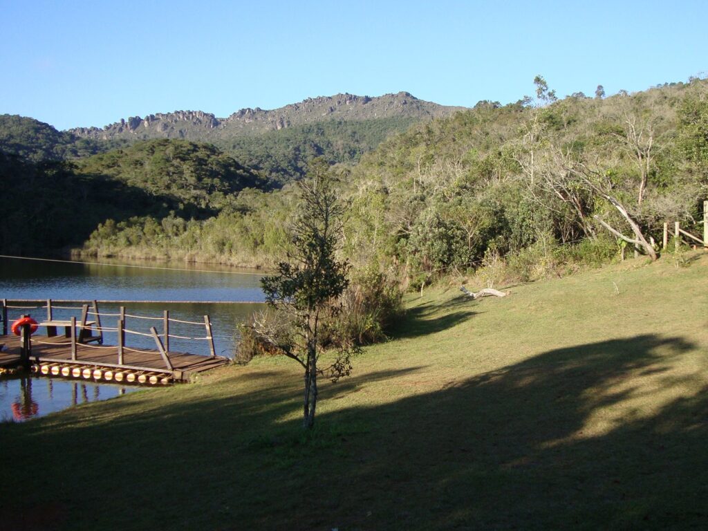 Lago e montanhas no Parque Estadual do Itacolomi em Ouro Preto