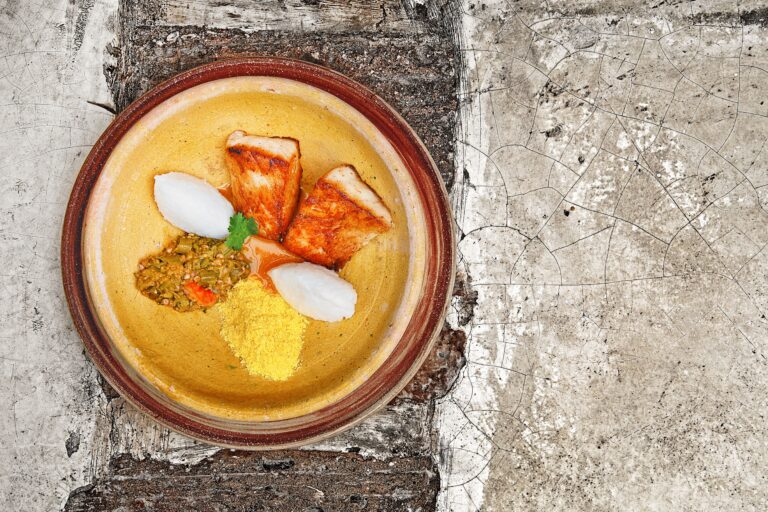 Prato de peixe com arroz e acompanhamentos, imagem ilustrativa de refeição de frutos do mar