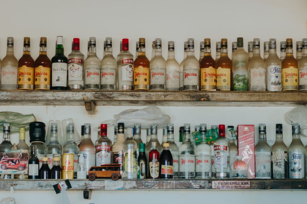 Garrafas de bebidas artesanais, imagem ilustrativa de produtos de alambiques em Monte Alegre do Sul