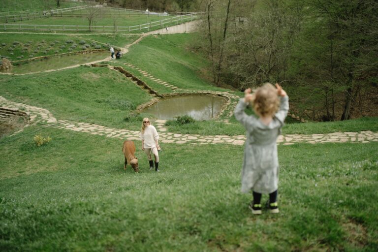 Mãe e criança perto de um pônei em ambiente rural, imagem ilustrativa
