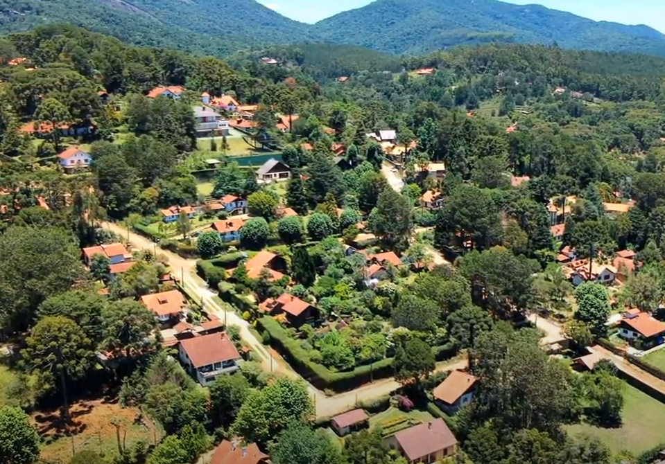 Casas e paisagem de Monte Verde, em Minas Gerais, destino de serra para viajar com crianças